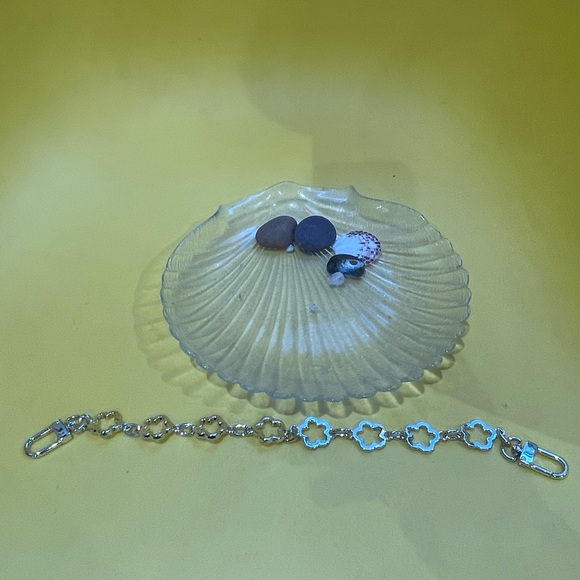 Gold Plated Flower Clutch Chain (10 in) - Picture 2 of 7